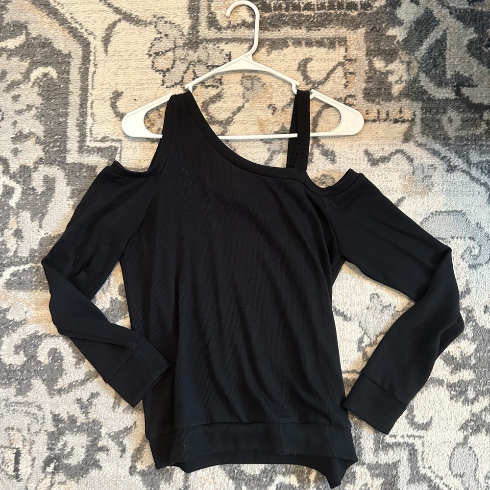 BLACK CUT OUT SWEATER